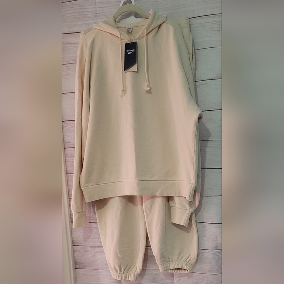 Reebok Pants - ⭐HOST PICK ⭐NWT Reebok ladies Hoodie and matching Pants jogging suit xl/l